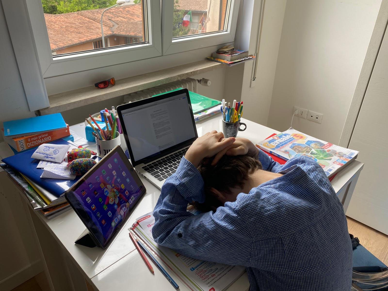 bambino sconsolato davanti al computer