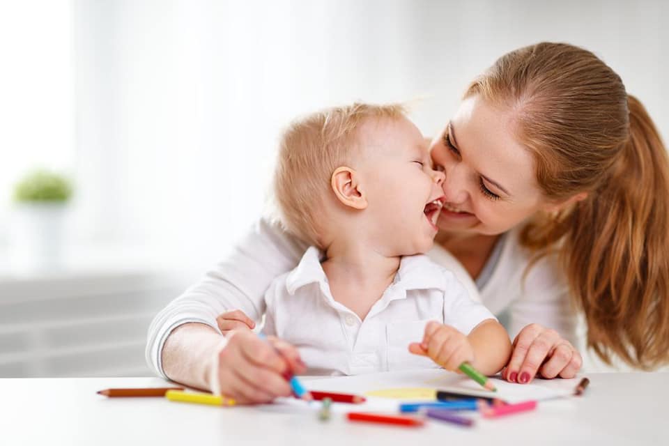 jasper bambino sorridente con maestra